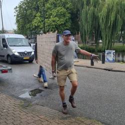 Sjouwen van materiaal naar de tuin
